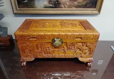 Antiguo cofre asiático de alcanfor muy tallado o manta Foto 1 de 4