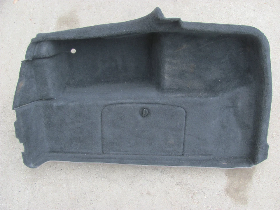 CARPETE FORRO PORTA-MALAS TRASEIRO ESQUERDO MERCEDES-BENZ W220 S430 S500 2206901553  - Imagem 1 de 1