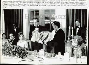 1974 Press Photo King Hussein Awards President Richard Nixon, Amman - lrw03351