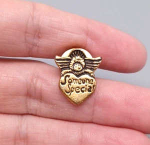 Alfiler de solapa especial de alguien con alas de ángel dorado corazón - Imagen 1 de 3