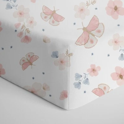 Sábana bajera de jersey de algodón premium Living Textiles - Fly Away Butterfly Foto 1 de 4