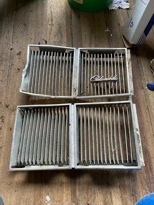 1976 Oldsmobile Delta 88 center upper front grille insert assembly ROUGHER SHAPE Foto 1 de 4