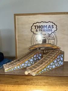 THE GREAT Railway Adventures TREN DE MADERA PUENTE DE PIEDRA COMPATIBLE CON THOMAS FRIENDS - Imagen 1 de 8