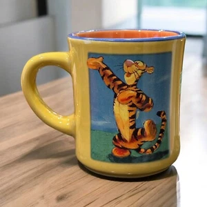 Taza de café Tigger amarilla con interior naranja Disney Store - Imagen 1 de 8