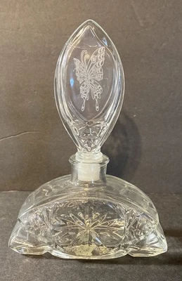 Botella de perfume de vidrio vintage con tapa grabada con mariposa Foto 1 de 4