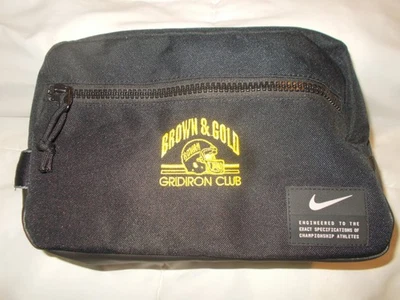 Bolsa de viaje Nike Utility marrón y dorado Gridiron Club de lona para artículos de tocador, 11x7 Foto 1 de 4