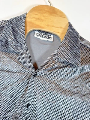 Camisa masculina vintage anos 90 ícone pop grande feita nos EUA prata texturizada veludo P/S - Imagem 1 de 4