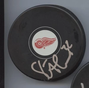 STEVE THOMAS DETROIT RED WINGS SIGNED HOCKEY PUCK w/ COA - Picture 1 of 1