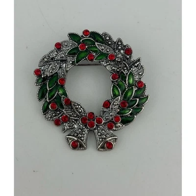Broche Corona de Navidad Kenneth Cole Rojo Verde Esmalte Tono Plata Vacaciones Foto 1 de 3