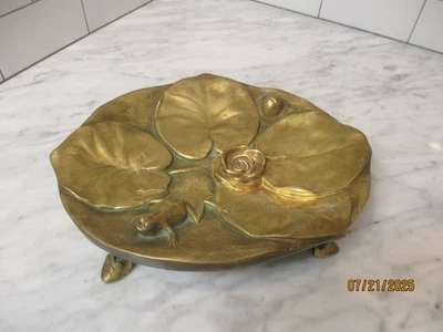 Bandeja de pés antiga francesa Art Nouveau bronze dourado S. Huygens com almofadas de lírio sapo - Imagem 1 de 4