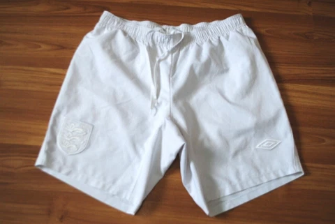 ENGLAND NATIONAL TEAM ALL OF WHITE FOOTBALL SOCCER SHORTS UMBRO SIZE MENS MEDIUM Cover