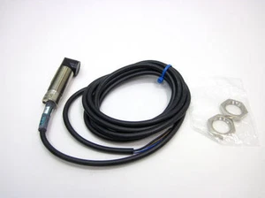 Omron E3FM-DS20E11 Cylindrical Photoelectric Switch w/ Amplifier - Picture 1 of 7