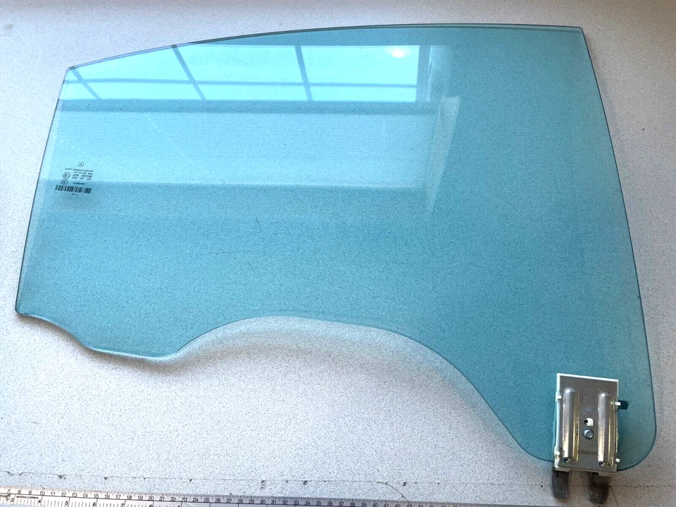 2004-2010 MERCEDES-BENZ CLS500 C219 ~ RIGHT REAR WINDOW GLASS ~ A2197350810 - Image 1 of 3