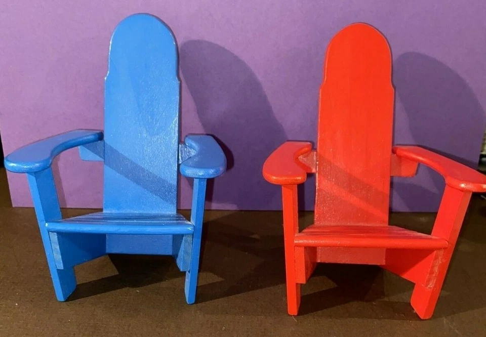 Sillas Adirondack de madera azul y rojo tamaño muñeca pequeña 5x5x3 nuevas sin etiquetas (el precio es para 2) Foto 1 de 4