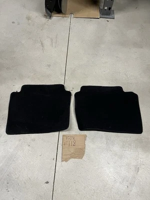 Juego de 2 alfombrillas traseras izquierda y derecha Kia Forte 2019-2021 sedán usadas negras Foto 1 de 4