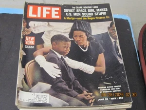 LIFE MAGAZINE 1963 JUNE 28 MEDGAR EVERS WINDOW CONSOLES HER SONG AT FUNERAL SERV - Foto 1 di 2