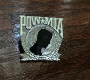 Pin insignia de hojalata vintage POW MIA 'No estás olvidado de colección - Imagen 1 de 2