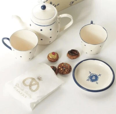 Juego de hora de té Maileg con galletas y golosinas en caja comida miniatura de inspiración vintage Foto 1 de 4