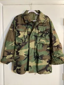 Giacca Militare Anni '80 Stati Uniti Tempo Freddo Vintage Uomo Oro Mfg Mimetica Piccola/Media - Foto 1 di 24