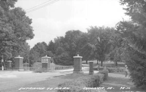 Tarjeta postal fotográfica vintage RPPC Park Entrance SUMNER, OIWA Bremer County ca 1950s - Imagen 1 de 2
