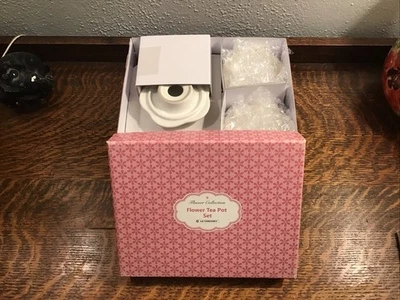 Le Creuset Teapot Set With 2 Teacups & Saucers, Flower Collection Meringue - Image 1 of 4