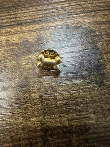 Kleine Hundeknochen goldfarbene Anstecknadel Hutnadel Vintage schneller kostenloser Versand - Bild 1 von 2