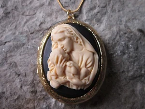 VIRGIN MARY AND BABY JESUS CAMEO GOLD PLATED LOCKET - RELIGIOUS - UNIQUE -MOTHER - Picture 1 of 5