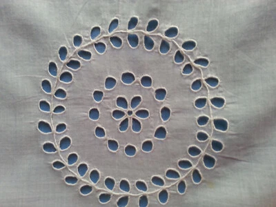 2 BRODERIES ANCIENNES  SUR LINON - Photo 1/3