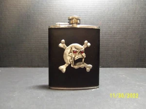 Fiaschetta per fianchi in acciaio inox 6 oz scheletro ossa incrociate occhi rossi - Foto 1 di 4