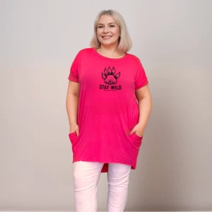 ROCKTHOSECURVES WOMENS STAY WILD LONG DIPPED HEM T-SHIRT WITH POCKETS - Picture 1 of 4