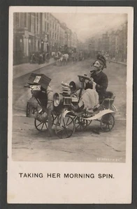 AK Bamforth Comic Komödie Motor Car Music Hall Drag Artist Motoring 1906 RP - Bild 1 von 2