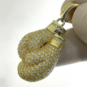 Colgante de guante de boxeo de corte redondo de diamantes creado en laboratorio de 3 quilates enchapado en oro amarillo de 14 quilates - Imagen 1 de 3