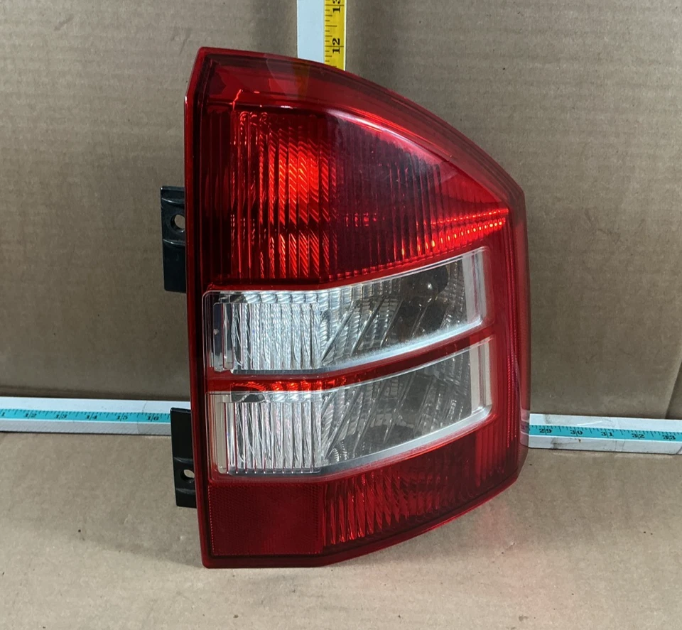 Luz trasera lateral derecha/pasajero Jeep Compass 2007-2010 OEM Foto 1 de 4