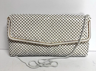 Cartera sin asas de malla metálica de colección con adornos dorados blancos convertir en bolso de hombro con correa Foto 1 de 4