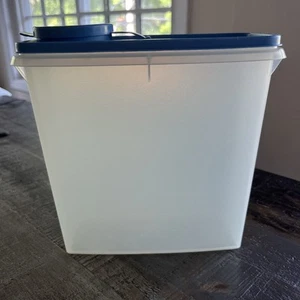 Vintage Cloudy White Tupperware Cereal Keeper Container with orig 471-9 Blue Lid - Picture 1 of 7