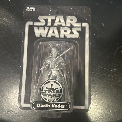 Figura Silver Darth Vader Star Wars 2004 edición de aniversario exclusiva de TRU Foto 1 de 3