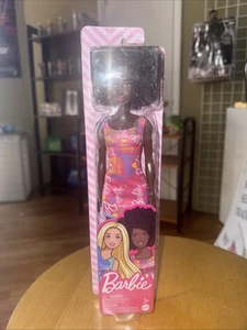 Barbie Afroamerikanische Afro Puppe Rosa Logo Print Kleid und Sandalen Neu Versiegelt! - Bild 1 von 5