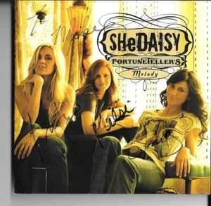 She Daisy Música Country Autografiada/Firmada CD Cubierta Adivinadores Melodía - Imagen 1 de 2