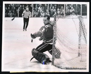 1962 GLENN HALL Blackhawks Type 1 7"x9" News Photo Action Shot - Picture 1 of 2