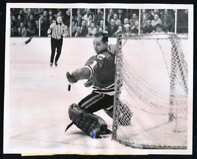 Glenn Hall Blackhawks 1962 tipo 1 7"x9" noticias foto toma de acción Foto 1 de 2