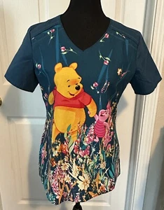 Blusa Médica Para Mujer Winnie The Pooh And Piglet Cherokee Disney Cuello en V - Imagen 1 de 6