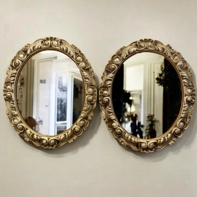 Par vintage de espelhos decorativos dourados de composição ornamentada - Imagem 1 de 4