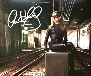 Anne Hathaway (Dark Knight: Catwoman) signed 8x10" Original Autogramm mit COA - Bild 1 von 4
