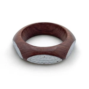 Geometrischer Intarsien Holz Armreif mit strukturierten Akzenten - modernes böhmisches Armband - Bild 1 von 4