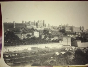 BARRIEREDOMÄNE BEI CASTELNAUDARY, UM 1905. Fünfzehn Fotos. - Bild 1 von 9