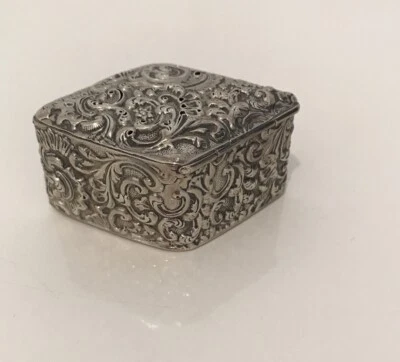 Caixa de joias de prata em forma de losango vitoriana muito tardia com marca registrada antiga - Imagem 1 de 4