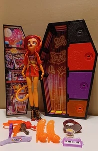Monster High Skulltimates Secrets Fearidescent Toralei Stripe Puppe Sarg  - Bild 1 von 5