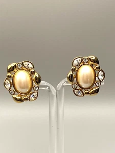 Monet Signed Vintage Gold-tone Faux Pearl & Rhinestone Clip On Earrings 1" - Picture 1 of 8
