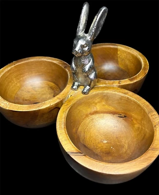 Prato de madeira dividido porca doce e um coelho de metal 7" de altura 10,5" de largura COMO ESTÁ - Imagem 1 de 4