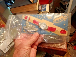3C - Vintage NOS Space Navigator - Japan Set Red Band Watch and Badge - Bild 1 von 2